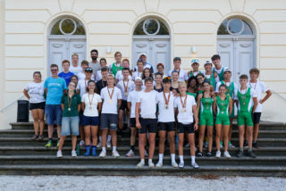 Teilnehmende SportlerInnen und TrainerInnen des RVT und aus Italien vor dem Schloss Monaise